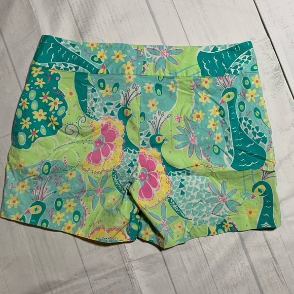 Lilly Pulitzer Colorful Peacock Print Women's Shorts. Size 8. - Picture 2 of 8